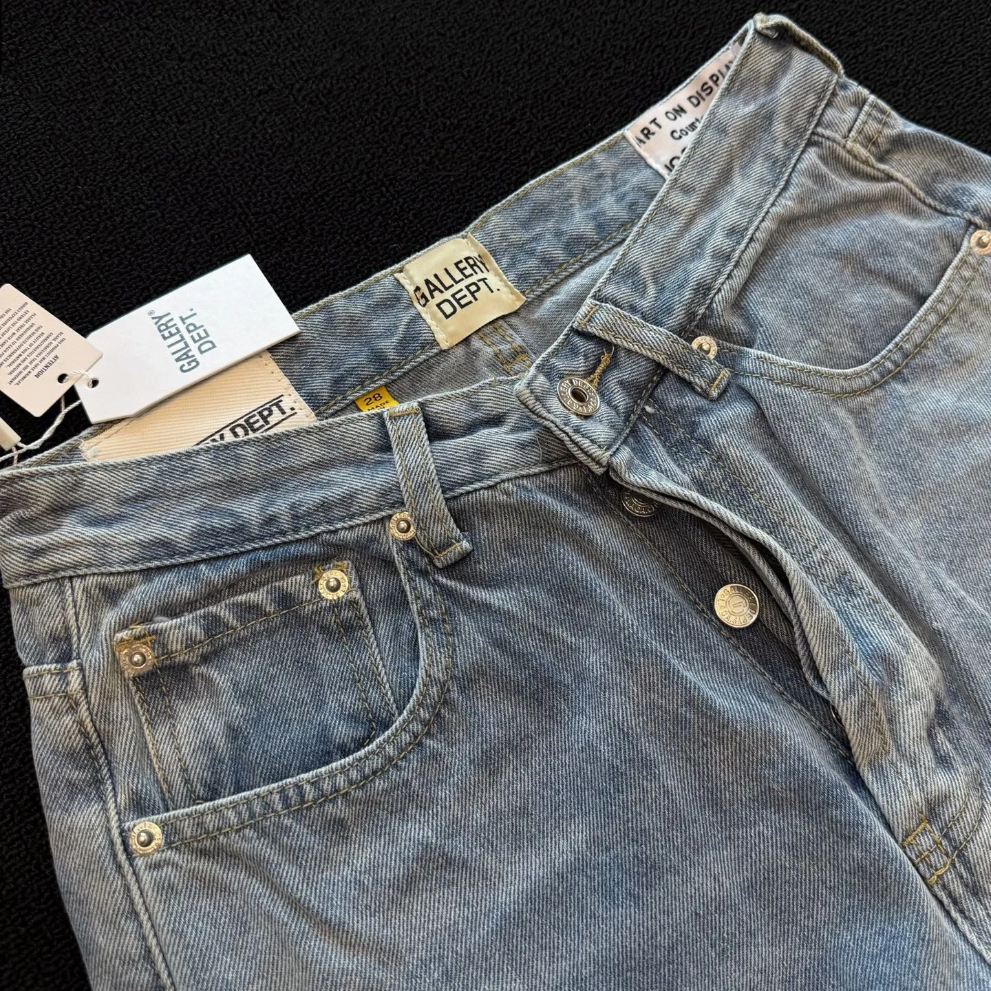 P260 model number: D356 GALLERY DEPT & Chrome hearts washed blue spliced cross jeans, three-dimensional version, loose and comfortable, not picky about body shape, factory-made, original factory quality control, same style for men and women, can be matched with couples, versatile recommendation, must-have denim for all seasons, made of heavy-duty washed pure cotton denim fabric, after washing, it is soft and thick, very stylish when worn on the body Size: 28, 30, 32, 34, 36 (S-XXL) Color: Splicing Size reference # 28 trouser length 100 waist 72 30 trouser length 102 waist 76 32 trouser length 104 waist 80 34 trouser length 106 waist 84 36 trouser length 108 waist 88